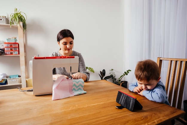 Während des Lockdowns und Online-Lernens mit Kindern zusammenarbeiten