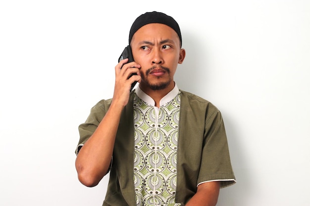 Während des Ramadan verärgert indonesischer Mann am Telefon