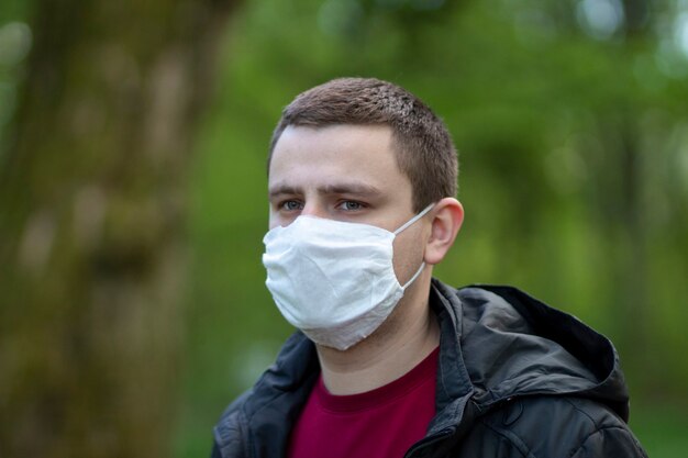 Foto während des spaziergangs müssen sie eine maske tragen, um sich vor dem coronavirus zu schützen