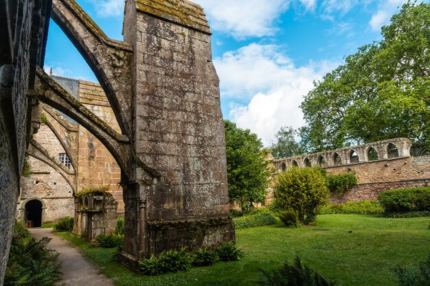 Wände der zerstörten Kirche Abbaye de Beauport im Dorf Paimpol, Departement Côtes-d'Armor, französische Bretagne. Frankreich