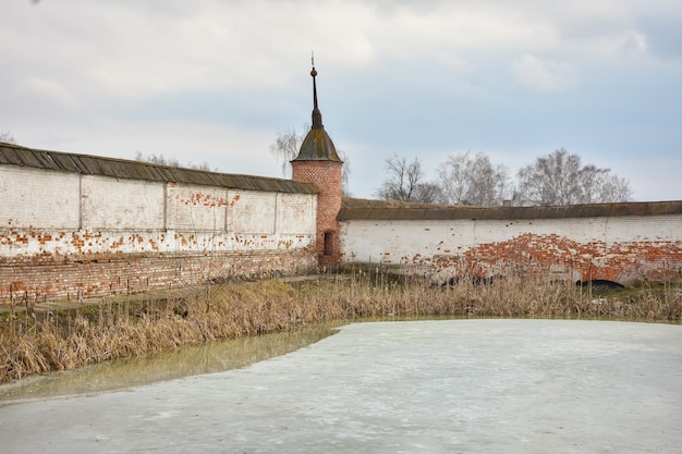 Wände und Teich im Kloster, Innenhof des Klosters