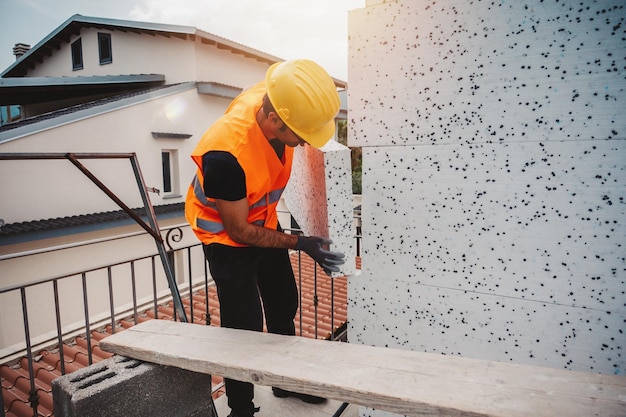 Wärmedämmung aus Polystyrol zur Energieeinsparung auf einer Baustelle