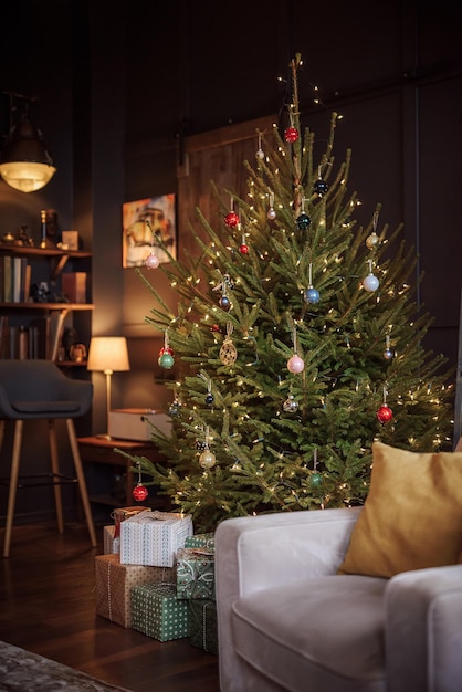 Wärmen Sie ein gemütliches Zimmer, das für Weihnachtsferien dekoriert ist