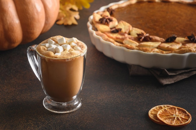 Wärmender Kaffee und hausgemachter Kürbiskuchen für einen gemütlichen Herbsttag