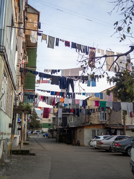 Wäsche wird auf der Wäscheleine getrocknet Stadtumgebung asiatische Stadtstraßen gemütlicher Garten Wäsche werden im Freien getrocknet
