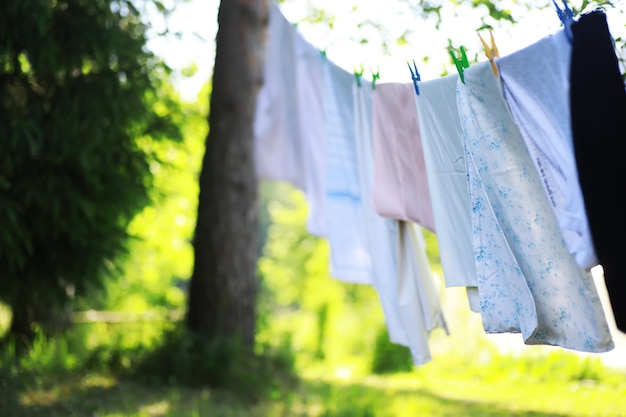 Wäscheklammern auf einer Wäscheleine im Sommer Trockene Kleidung draußen Kleidung an einem Seil