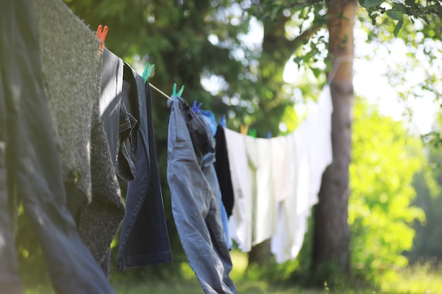 Foto wäscheklammern auf einer wäscheleine im sommer trockene kleidung draußen kleidung an einem seil