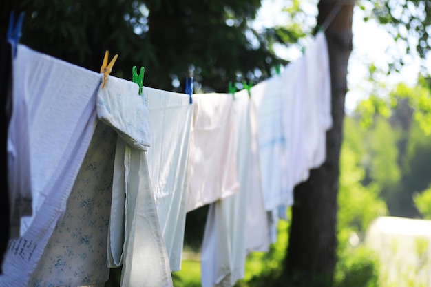 Wäscheklammern auf einer Wäscheleine im Sommer Trockene Kleidung draußen Kleidung an einem Seil