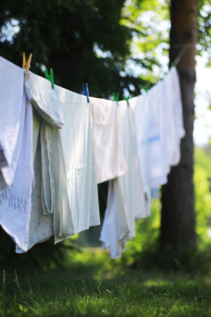 Wäscheklammern auf einer Wäscheleine im Sommer Trockene Kleidung draußen Kleidung an einem Seil