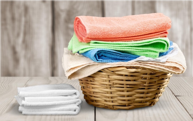 Wäschekorb mit bunten Handtüchern