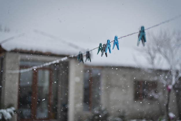 Wäscheleine-Clips im Schnee