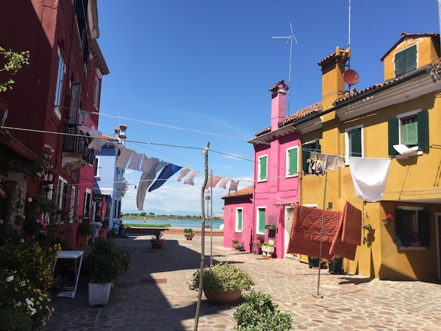 Wäscheleine hängen inmitten von Gebäuden gegen einen klaren blauen Himmel