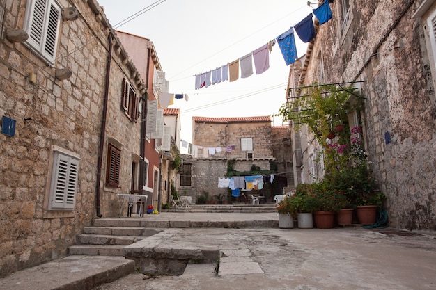 Wäscheleinen in einer Gasse in Dubrovnik.