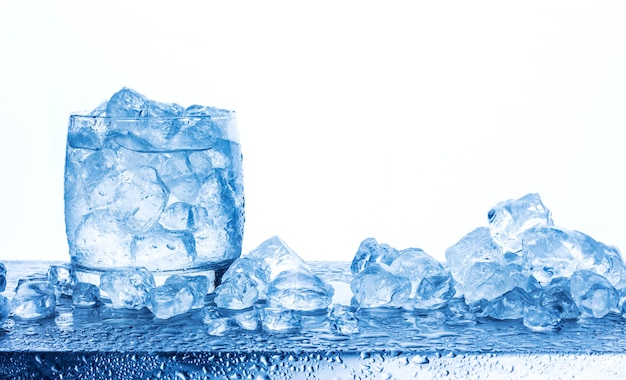 Wässern Sie mit zerquetschten Eiswürfeln im Glas, das auf weißem Hintergrund lokalisiert wird