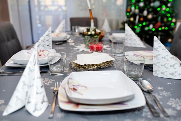 Foto wafer deitado no feno na mesa de natal durante a véspera de natal na polônia placas visíveis