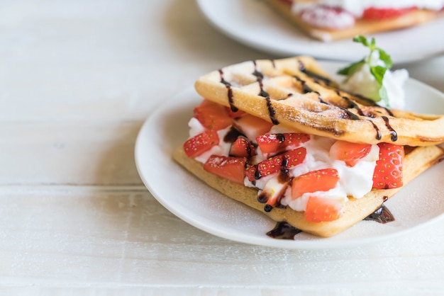 Waffel mit Erdbeere auf Holz