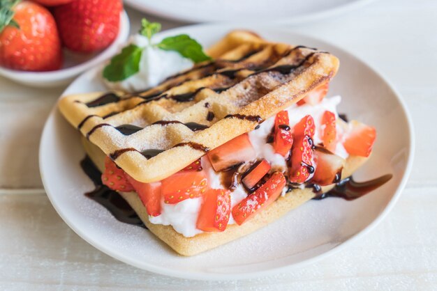 Waffel mit Erdbeere auf Holz