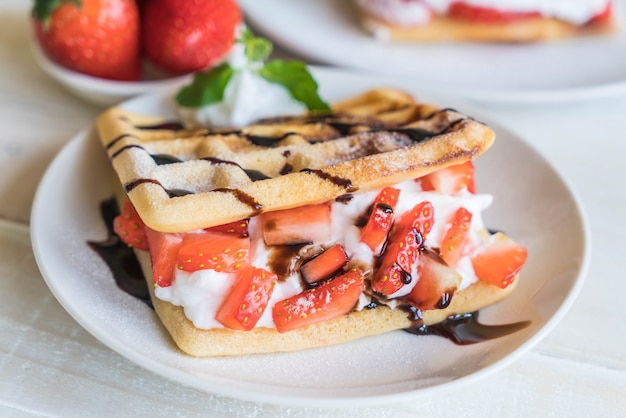 Waffel mit Erdbeeren auf Holz