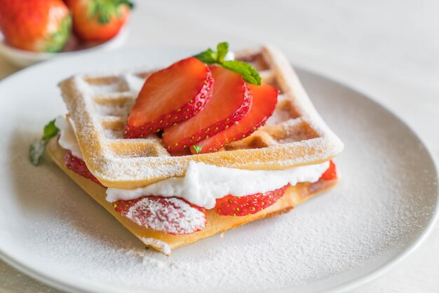 Waffel mit Erdbeeren auf Holz