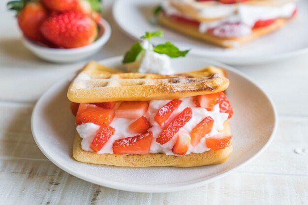 Waffel mit Erdbeeren auf Holz