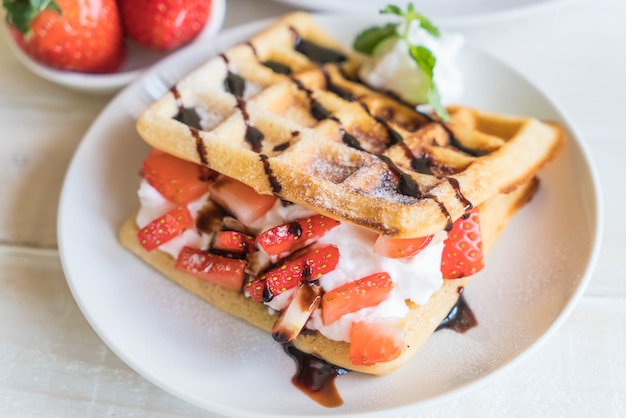 Waffel mit Erdbeeren auf Holz