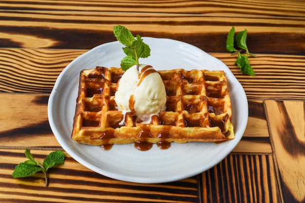 Waffel mit gesalzenem Karamelleis auf weißer Platte hautnah