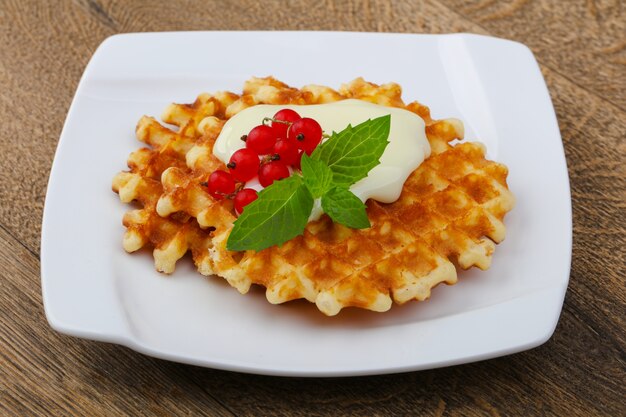 Waffel mit roten Johannisbeeren