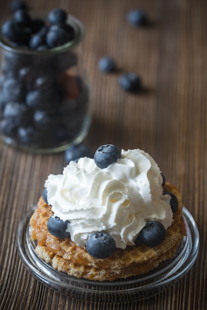 Waffel mit Schlagsahne und Blaubeeren