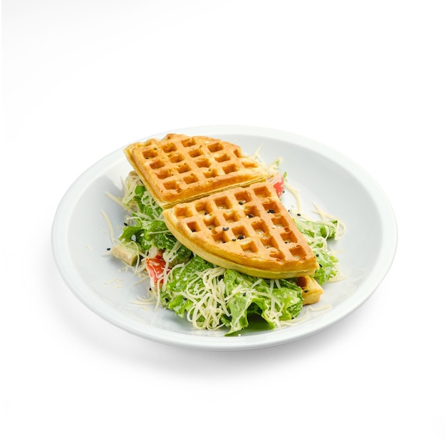 Foto waffel-sandwich mit käse-tomaten-kräuter-huhn-salat und soße frühstück in einem café isoliertes objekt auf weißem hintergrund