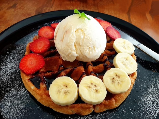 Waffelbanane und Erdbeere mit Vanilleeisdessert