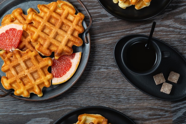 Waffelfrühstück mit Grapefruit und Kaffee