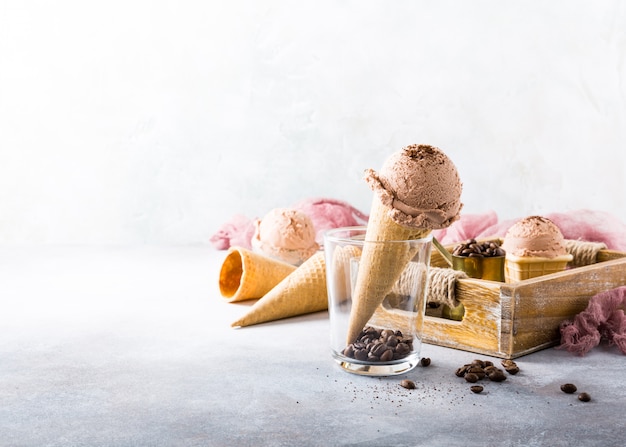 Waffelhörnchen mit Kaffeeeis