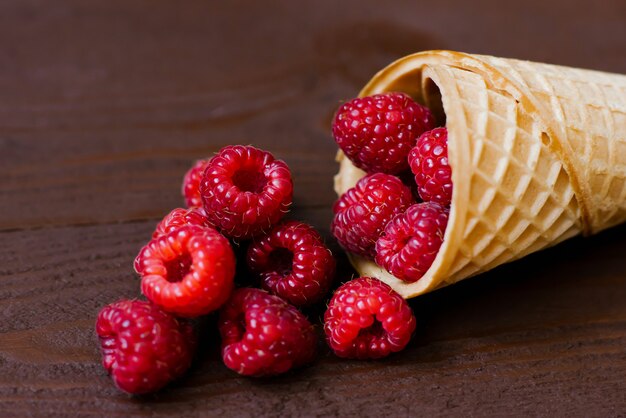 Waffelkegel mit frischen Bio-Himbeeren