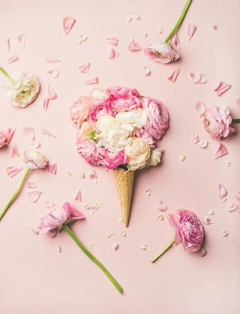 Waffelkegel mit rosa und weißen Butterblumenblüten