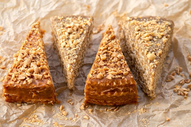 Waffelkuchen aus knusprigen Waffelkuchen mit gekochter Kondensmilch