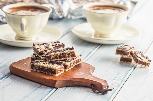 Waffelkuchen mit Karamellschokolade und Walnüssen Traditioneller slowakischer und tschechischer Kuchen Grilaz