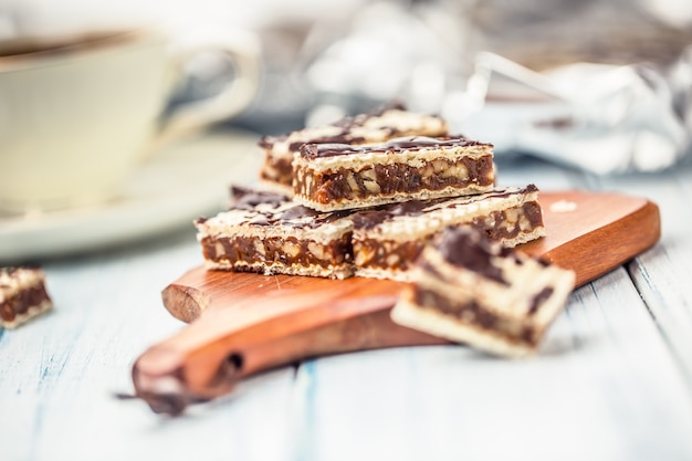 Waffelkuchen mit Karamellschokolade und Walnüssen Traditioneller slowakischer und tschechischer Kuchen Grilaz