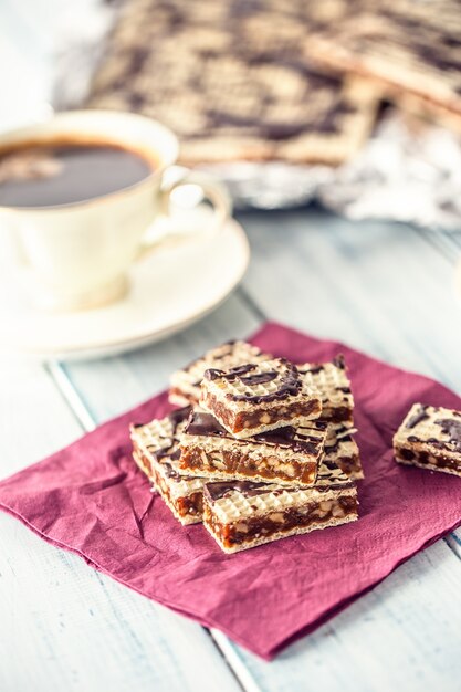 Waffelkuchen mit Karamellschokolade und Walnüssen Traditioneller slowakischer und tschechischer Kuchen Grilaz