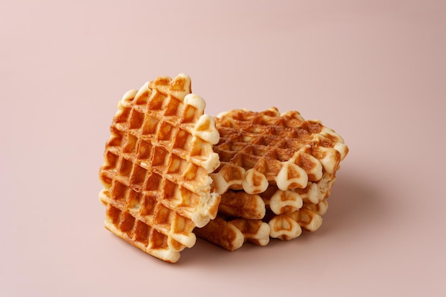 Foto waffeln auf rosa hintergrundnahaufnahme