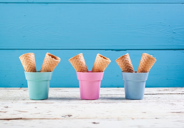 Waffeln für Eis auf blauem Hintergrund