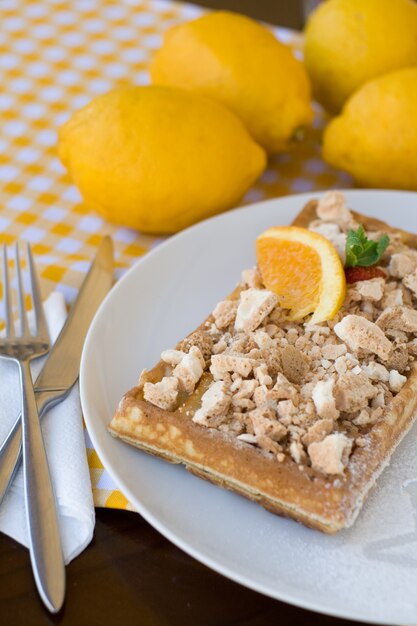 Waffeln mit Baiser, Zitronenlocken und Orangenscheiben zum Frühstück