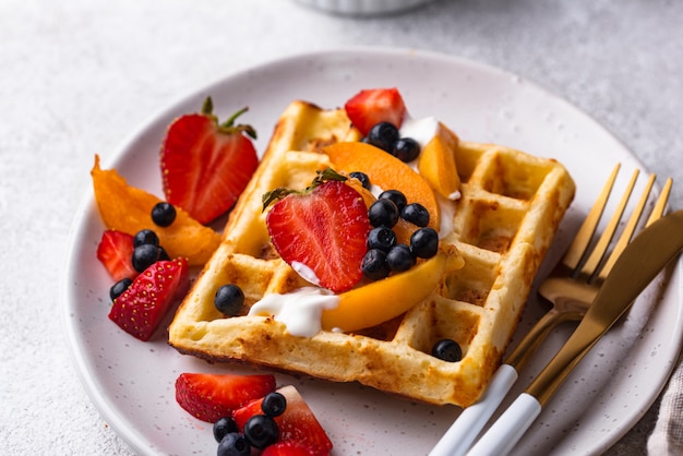 Waffeln mit Beeren und Früchten