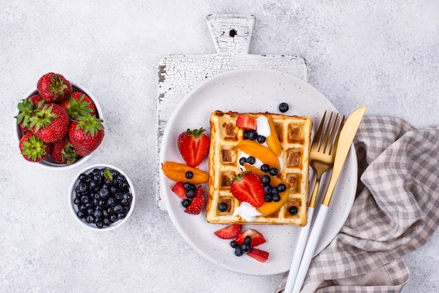 Waffeln mit Beeren und Früchten