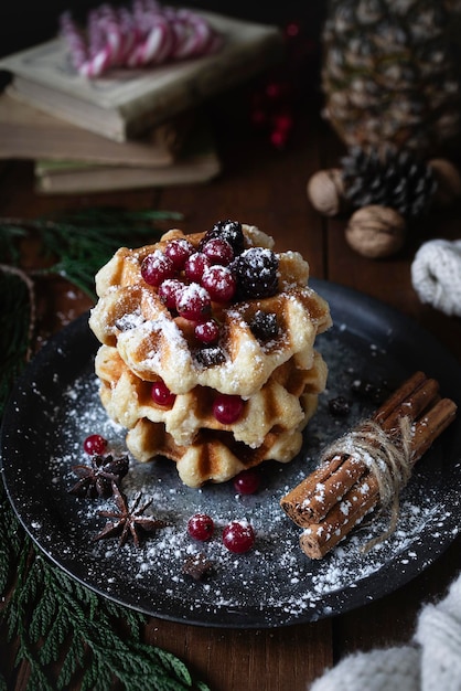 Waffeln mit Brombeeren und Johannisbeeren Weihnachtsgebäck