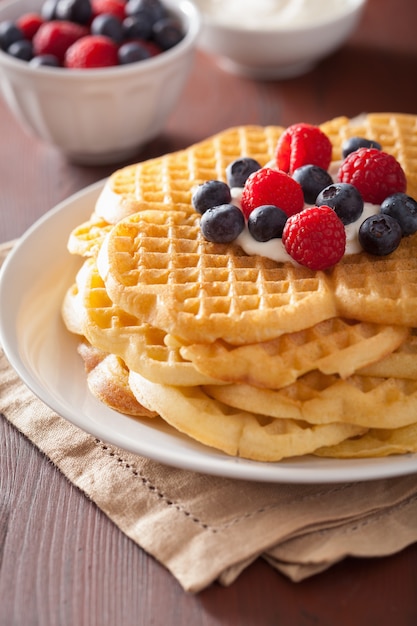 Waffeln mit Crème Fraiche und Beeren zum Frühstück