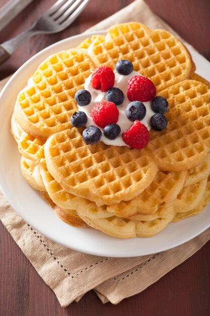 Waffeln mit Crème Fraiche und Beeren