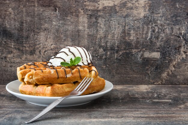 Waffeln mit Eis auf Holztisch