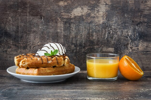 Waffeln mit Eis auf Holztisch