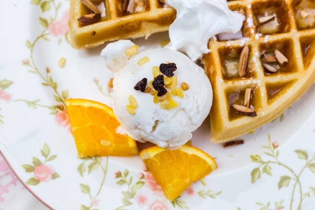 Waffeln mit Eis und Früchten