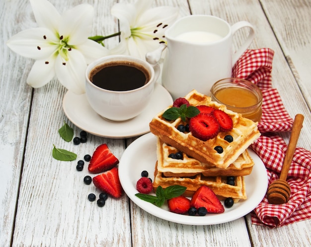 Waffeln mit Erdbeeren, Heidelbeeren und Kaffee